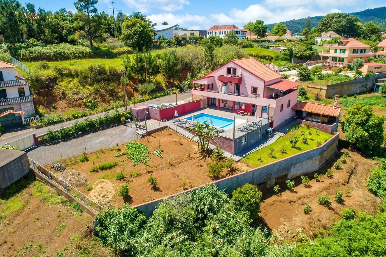 Comfortable Apartment With Shared Pool In Prazeres 150 M² Campanário
